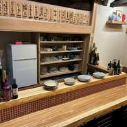 こじんまりした店内で一人呑み、少人数、女性一人でもゆっくりしてもらえる雰囲気です