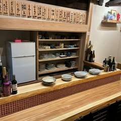 カウンター7席(補助椅子使用で９席）の店内