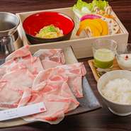 台湾で主流となっている「しゃぶしゃぶ専門店」をイメージした鍋料理店。一人用の鍋が各席に設置され、誰にも邪魔されずに思う存分『しゃぶしゃぶ』が楽しめます。肉はもちろん、だしも6種類から選択可能です。