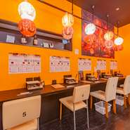 席に着いたら、まず肉を選び、6種類のだしから好みの味をチョイス。セルフコーナーにずらりと並ぶつけだれや薬味にも、心が躍ります。自分だけの特別な組み合わせを見つけてみてはいかがでしょう。