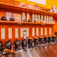 だしは、鶏ガラベースのテムジンだし・ごま豆乳スープ・四川風の麻辣火鍋・薬膳スープ・鶏白湯スープ・すき焼きスープ、それぞれまったく違う味わいが楽しめる6種類が用意されています。つけだれや薬味も豊富。