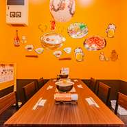 台湾の街角にある鍋料理店さながらの空気感漂う店内は、活気あふれる空間。一人ひとテーブルで過ごせる一人席とグループで利用できる広々としたテーブルが設けられているので、さまざまなシーンで訪れたいお店です。