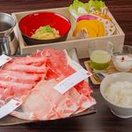 このお店で楽しめるのは、好みの組み合わせで1人前の鍋を堪能する『台湾式しゃぶしゃぶ』。中でも、用意されている3種類の肉すべてが味わえるセットが人気です。6種類のだしのほか、つけだれや薬味も豊富です。