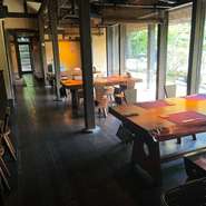 古民家としての風情と、お店のオリジナリティが共存する空間。おにぎりをモチーフにした飾り付けや、ドライフラワーなど、さりげない装飾にもこだわりが伺えます。