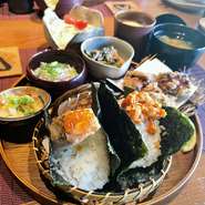 お一人様から気軽に足を運べる温かい雰囲気もまた魅力的。お腹いっぱい楽しみたいときは、おにぎりを中心に汁物・漬物・惣菜とバランスの取れたセットメニューがオススメです。