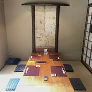 店内には最大6名利用可能な座敷もあり。のびのびと過ごせる座敷は女子会にも最適です。くつろぎの和空間で、いつものメンバーとの一味違った女子会を繰り広げてみませんか。