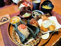 好きなおにぎり2種に、漬物・メインおかず・汁物・惣菜2種・サラダ・茶碗蒸し付いた、人気の『Aセット』。ボリュームたっぷり、満足度抜群のセットメニューです。