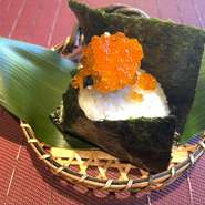 幅広い世代に支持される一番人気のおにぎり。口のなかで程よくほどける鮭の身と、いくらのプチッとした食感が心地良いアクセントに。鮭＆いくらの見事なコンビネーションを楽しめる逸品です。