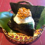 豚ミンチをベースに、味噌やピーマン・ニンジンなどの野菜を絡めた特製肉味噌をトッピングしたおにぎり。一度食べるとヤミツキに。味わい深い味噌は、お米との相性も抜群です。