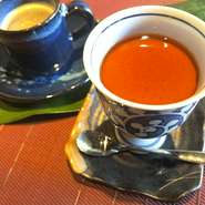 お食事の締めくくりにオススメな、お口でとろける手作りプリン。沖縄の黒糖を使ったクリーミーで濃厚な生地に、ほろ苦いカラメルのハーモニーが絶妙。最後の一口まで楽しませてくれる逸品です。