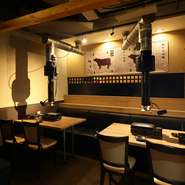 全席ソファーの店内では、ゆったりとくつろぎながら食事を楽しめます。各席はカーテンで仕切られており、半個室空間でプライベート感を重視。落ち着いた照明の中、リラックスタイムを過ごせます。