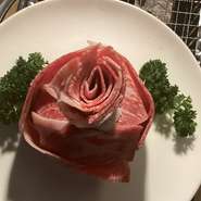 誕生日や記念日にふさわしいのが『白老牛肉ケーキ付き』のスペシャルコース。花火とローソクも添えられ、お祝いの席を盛り上げてくれます。席ごとにダクトがあり、洋服に臭いが残りにくいのもうれしいポイント。