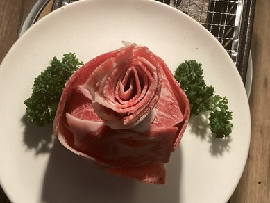 二人の大切な時間に華を添えてくれる肉ケーキ