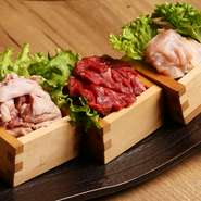 肉のエキスパートである卸業者と相談しながら完成させた名物メニューです。『牛サガリ』だけでなく、鶏・豚の3種類を食べ比べできるのが魅力。タレにもこだわり醤油をベースにした独自のレシピでつくっています。