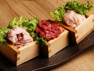 自家製のタレをしっかりともみこんだ『3種のサガリ盛り』