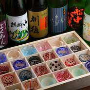 江戸切子のグラスは、日本酒の味わいを引き立てる役割を果たします。精緻なデザインが酒の香りや色合いを高めて、視覚的な楽しみも提供。10種類以上の日本酒がグラスに注がれ、それぞれの華やかさも感じられます。