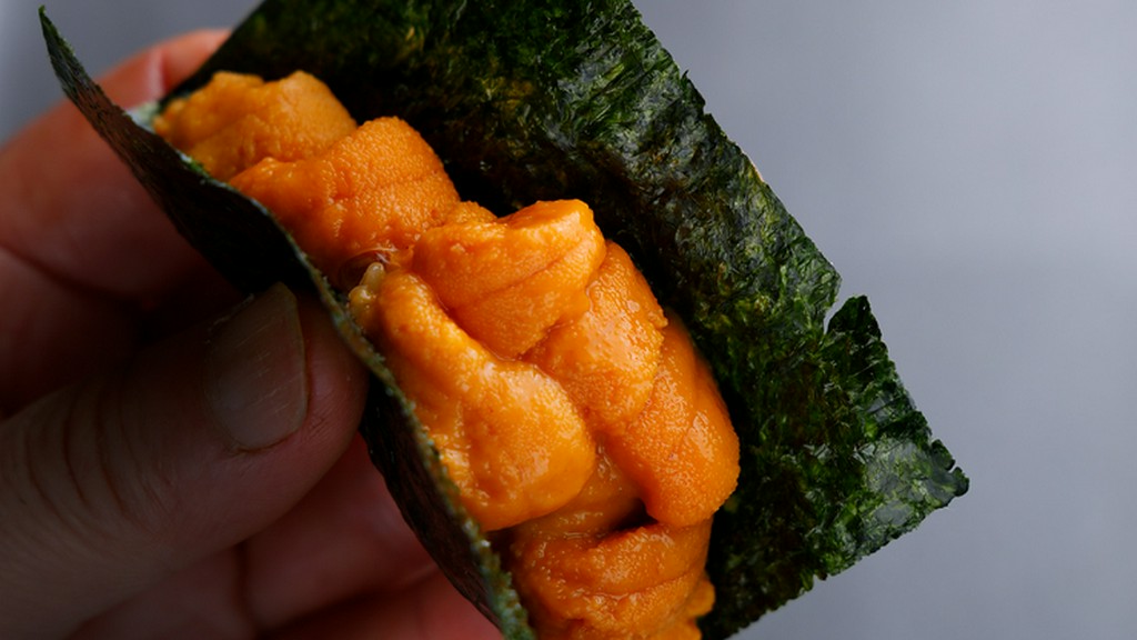 カウンター席ならではの醍醐味『雲丹の手巻き』