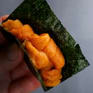 口の中でとろける濃厚な雲丹を芳醇な香りの海苔で丁寧に包み込み、一つ一つ手渡しで提供。テーブル席では味わえない、この直に触れる距離感と温もりが、鮨そのもののおいしさをさらに引き立てます。