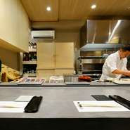 手元での繊細な握りから料理を提供するその瞬間まで、妥協を許さず細部にまで気を配り心配りを忘れません。説明もきめ細やかで、真心の込もった配慮が至る所に表れています。