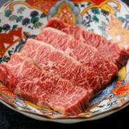 牛の横隔膜の一部でありながらも、ジューシーな味わいで幅広い世代から指示を受けるハラミ。極上黒牛のハラミはぜひ、一度お試しいただきたい逸品です。人気部位だからこそ、クオリティの違いを体感できます。