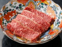 牛の横隔膜の一部でありながらも、ジューシーな味わいで幅広い世代から指示を受けるハラミ。極上黒牛のハラミはぜひ、一度お試しいただきたい逸品です。人気部位だからこそ、クオリティの違いを体感できます。