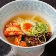 サイドメニューの定番、冷麺。盛岡冷麺をベースに、牛骨の出汁が効いたスープや、コシのある特注たまご麺など、それぞれの要素にこだわった自信作。一品料理・〆としてもオススメできる逸品です。