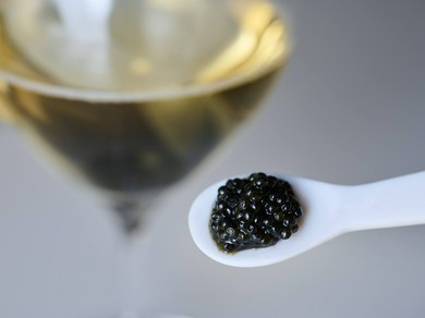 特別な記念日に新しいスタイルのキャビア料理とこだわりのお酒を