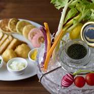 クラッシュアイスの上にキャビアを丸ごと1瓶贅沢に盛り付けた、王道のクラシックスタイル。キャビア本来の味を楽しんで頂きながら卵やエシャロットなどをお好みで合わせてお楽しみいただけます。