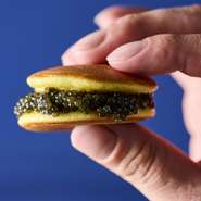 数あるキャビアの食し方の中でも、クラッシックで定番なのが「キャビアのブリニのせ」。独自の製法で甘さを控えたどら焼きの生地に、キャビア一瓶をまるまる挟んで閉じ込めました。