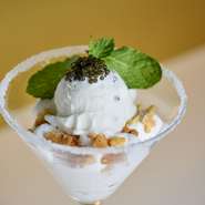 塩味と甘味が織りなす、大人のためのデザート。国産キャビアの濃厚で深い味わいをいかした製法で、ミルクの甘みとキャビアの塩味が絶妙なバランスのアイスに仕上げました。