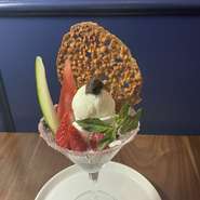 甘味と塩気のバランス抜群なキャビアアイスを季節のフルーツとともに。
※フルーツ、トッピング等は季節により異なります。