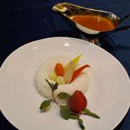 蝶鮫から取った風味豊かな出汁にスパイス12種類を合わせた特製カレーです。コラーゲン豊富なカレーと低温調理した季節の野菜とフルーツのコンビネーションをお楽しみください。※トッピングは季節により異なります。