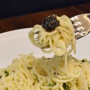 レモン果汁とオリーブオイル、仕上げにパルメジャーノチーズをちらしたパスタにスプーンキャビアを添えて。シンプルな組み合わせがキャビアの魅力を引き立ててくれます。キャビアスプーン増量もおすすめ。
