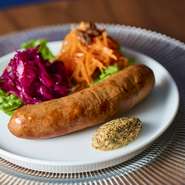 チョウザメと豚肉の旨味を凝縮したジューシーなスパイスソーセージがリニューアルしてさらに美味しくなりました。アルコールとの相性もとてもよい一皿。