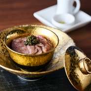 新見フレッシュキャビアと和牛ステーキの和牛キャビア丼です。和牛を低温調理することで、きめ細かな霜降り肉のおいしさを逃さず閉じ込めました。フレッシュキャビアの旨みとのマリアージュをご堪能ください。