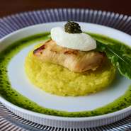 西京味噌を使用した和の香りとキャビアのコラボレーションをお楽しみください。リゾットはチョウザメのコラーゲンを加えてねっとりとさせ、パルメジャーノチーズで仕上げた逸品です。