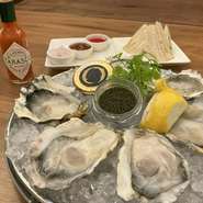 岡山が誇るA級グルメ、新見フレッシュキャビアと瀬戸内産の生牡蠣をセットにしました。瀬戸内海・北木島周辺海域で養殖された生牡蠣は濃厚な旨味がありながら、癖が少なくすっきりとした味わいが特徴です。