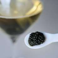 国産100％新見フレッシュキャビア「キャビアスプーン（2g）」をシャンパーニュとともに。
※「塩分3.5％」「塩分5％」「醤油味」から1種類をお選びください。