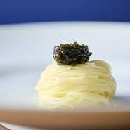 キャビアの塩味とオリーブオイルの香りが調和する冷製カッペリーニとシャンパンのセットです。