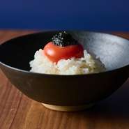 濃厚卵×キャビアの贅沢な卵コラボ。最もシンプルながらも濃厚で深い味わいに、こだわりのお醤油をかけてご賞味を（シャンパン1杯付き）