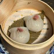 チョウザメの魚肉を使った、桜の風味の蒸し餃子。
※蝶鮫キャビア大使を務める「日本橋ゆかり」野永喜三夫店主プロデュース。和食の技と中華で人気の点心とを掛け合わせました。