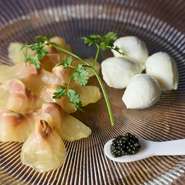 キャビア3gをお好みで、水牛モッツァレラチーズ、蝶鮫のスモークにのせてお召し上がりくださいませ。