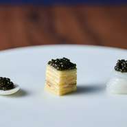 キャビアスプーン、キャビアクレープ、イカキャビア人気の3種を集めたプレートです。