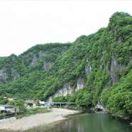 自社で製造している「新見フレッシュキャビア」を使用した、オリジナル料理が自慢です。中国山地のきれいな水でチョウザメを大切に育て、低塩、非加熱処理にこだわったフレッシュキャビアを生産しています。