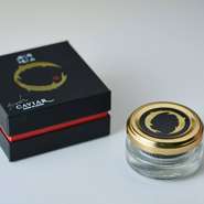 塩分ひかえめで、キャビア本来のコクと味わいをお楽しみいただける「塩分3.5%」。
そのままでとろりとした味わいと魚卵の旨味を存分にお楽しみいただけます。当店のメニューにも多数使用しているキャビアです。