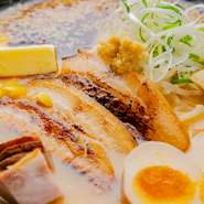 豚骨を10時間煮込んだ濃厚な豚骨パイタンスープに昆布や香味野菜の旨みも加わり、濃厚で奥深い味わいのスープが仕上がります。麺や具材と絶妙なバランスで絡みあい、たまらないおいしさです。
