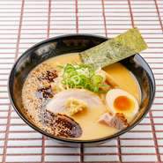 進化し続ける【札幌真麺処　幸村】のラーメン。数十種の調味料に味の決め手となる麹、自家製辛味噌、そして『森住製麺』の中太ちぢれ麺を使います。マイルドでありながらも奥行きのある味わいが特徴です。
