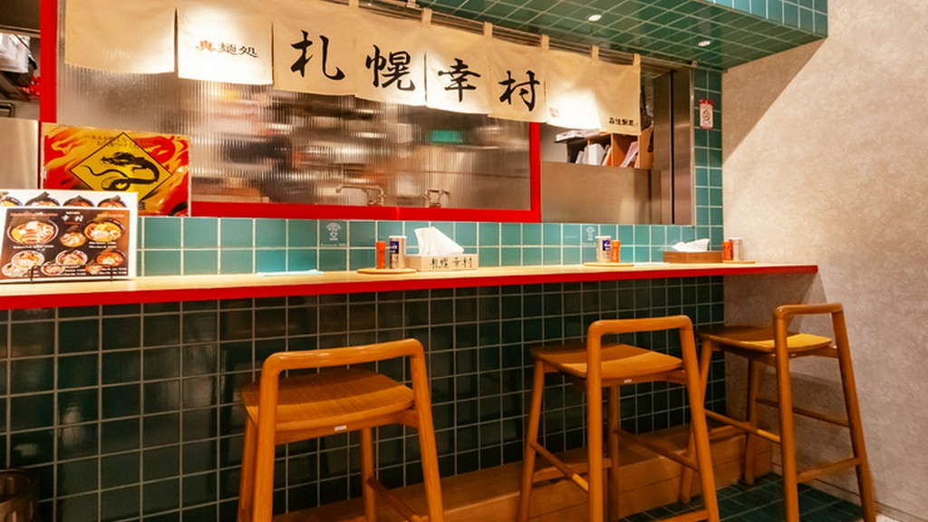 オシャレな雰囲気を醸し出す、グリーンのタイルが印象的な店内