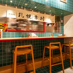 オシャレな雰囲気を醸し出す、グリーンのタイルが印象的な店内