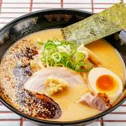じっくりと時間をかけて炊く豚骨白湯スープ。そこに白味噌や秘伝の焙煎味噌ダレを組み合わせ、新しくもどこか懐かしさを感じさせる『味噌ラーメン』に。その深みのあるおいしさに、きっと虜になるはず。